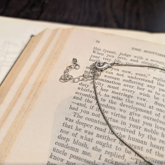 Elegant Silver Necklace with Blue Gemstone - Picture 4 of 7